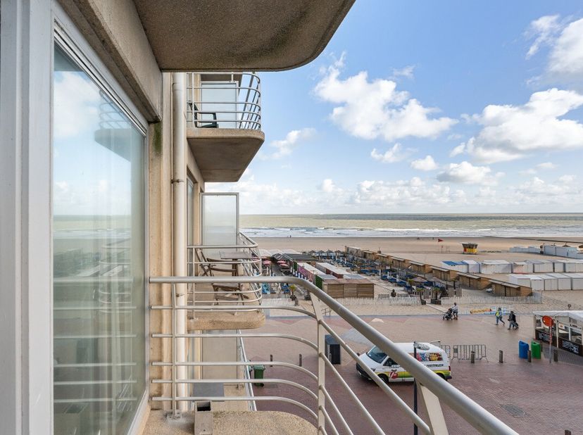 Blankenberge: Appartement met zeezicht en terras te koop! Droomt u van een eigen plek aan zee of bent u op zoek naar een interessante investering? Ont