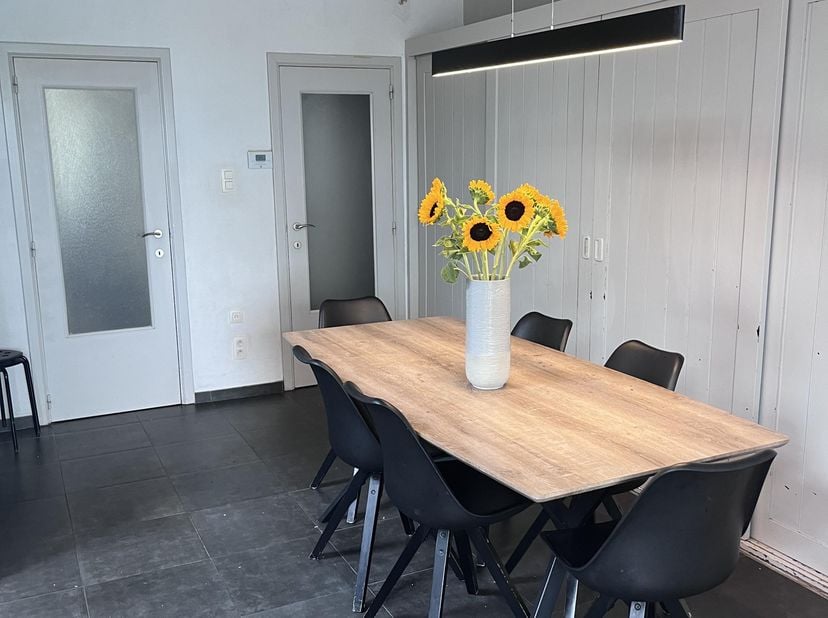 Charmante herenwoning met veel ruimte en potentieel, ideaal gelegen tussen Menen, Kortrijk en Roeselare.<br />
Deze woning beschikt over een ruime en