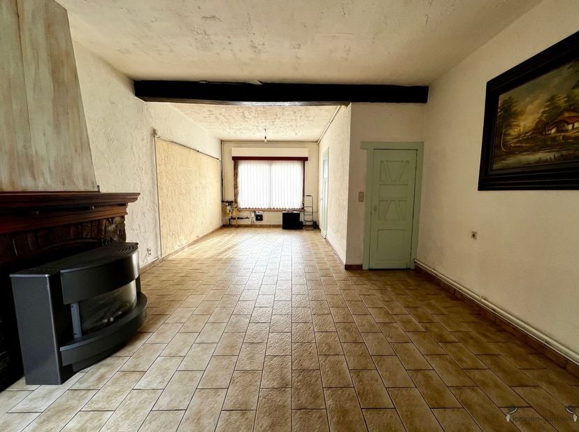 MAISON MITOYENNE À RÉNOVER À HAMME<br />
<br />
Le bien dispose d'une surface habitable de 80 m² et d'une superficie au sol de 138 m².  Le toit a été