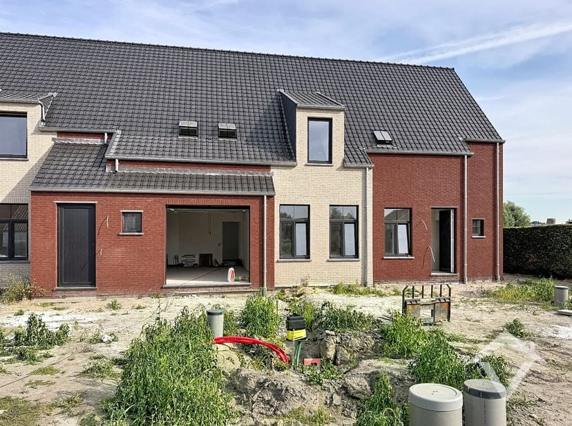 Deze nieuwbouwwoning bestaat uit: inkomhal - toilet - living - keuken - terras - tuin - wasplaats - berging - garage - nachthal - 3 slaapkamers - badk