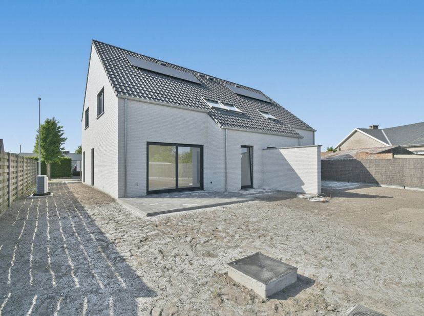 Op een rustige maar tegelijk centrale ligging in Gistel verrijst deze hedendaagse nieuwbouwwoning. De woning werd ontworpen met bijzondere aandacht vo