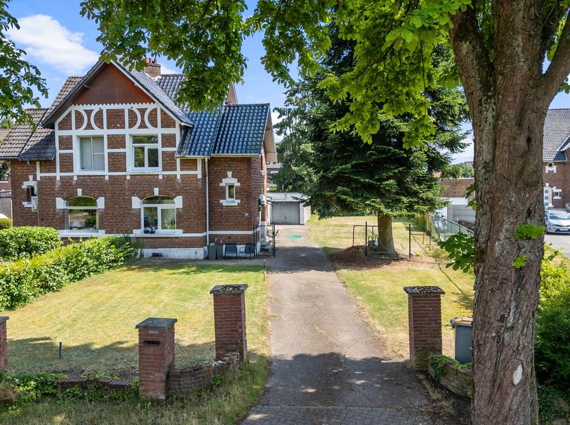 Bent u op zoek naar een karaktervolle woning met een ruim perceel, een rustige ligging én alle dagelijkse voorzieningen binnen handbereik? Dan is deze