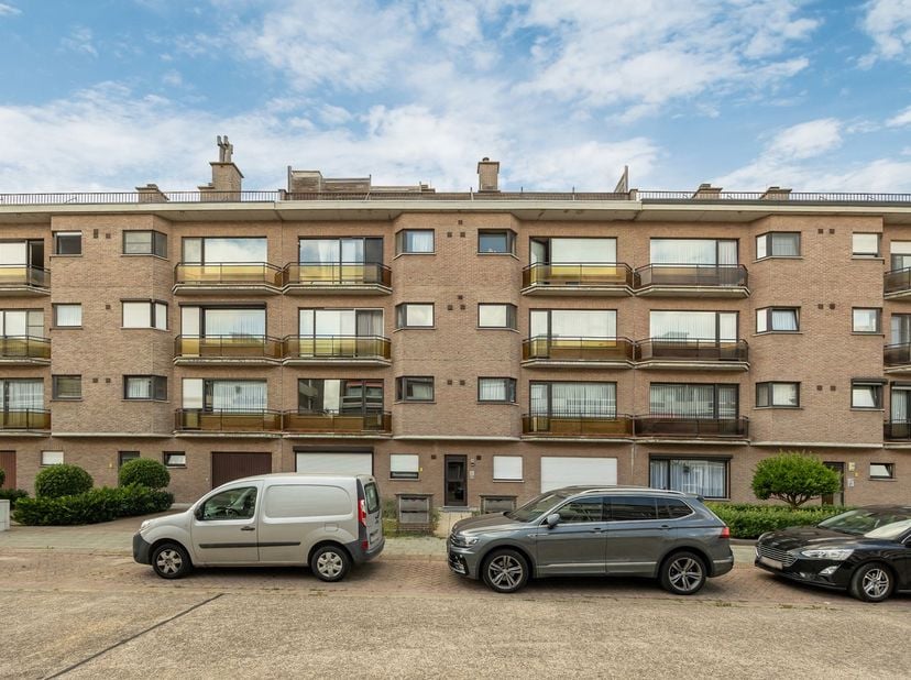 Op zoek naar een stijlvol en instapklaar appartement op een rustige, maar vlot bereikbare locatie? Dit volledig gerenoveerde appartement op de eerste