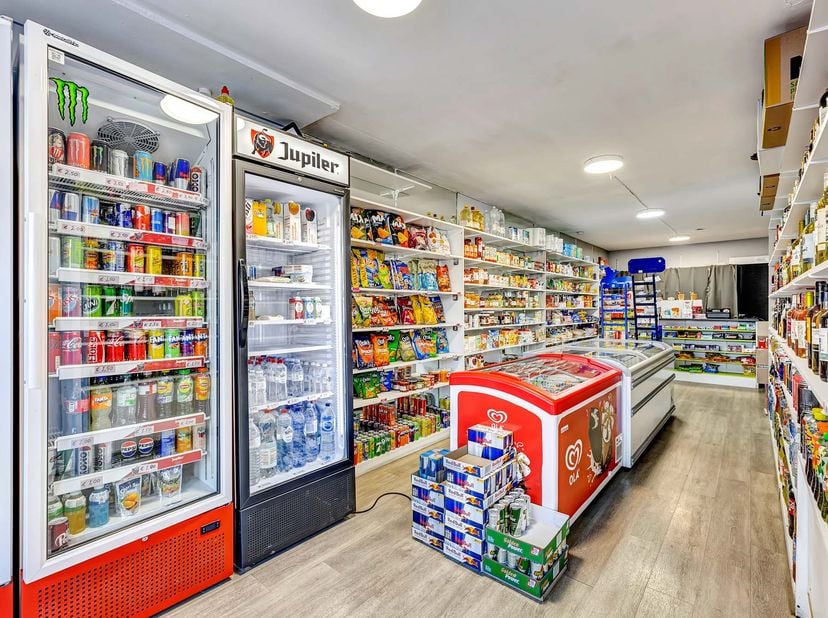 Voor meer info of een bezoek, bel 053 59 49 32 - Verhuurd handelspand (56 m²) te koop in Moorsel – Interessante investering. Bent u op zoek naar een v