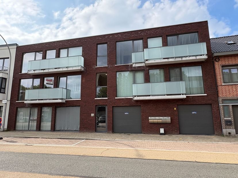 Appartement op 1ste verdieping met 2 slaapkamers<br />
<br />
Ligging: Dit appartement situeert zich in de Vrasenestraat te Nieuwkerken-Waas en is s