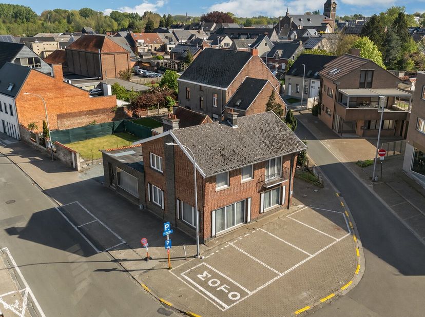 Voor meer info of een bezoek, bel 053 59 49 31 - In het centrum van Erpe-Mere, op wandelafstand van winkels, scholen, horeca en openbaar vervoer, bevi