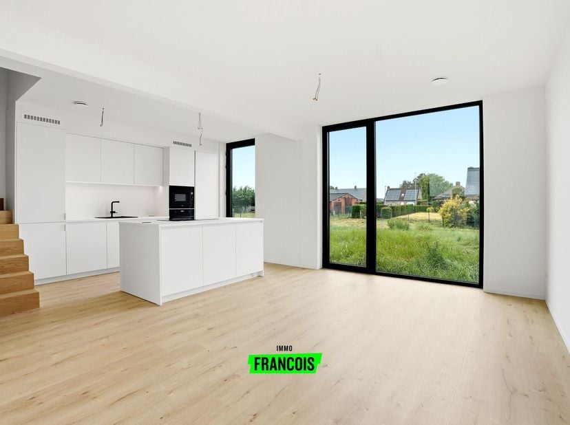 Ontdek deze stijlvolle halfopen woning te koop in Krombeke, waar hedendaags wooncomfort en een rustige woonomgeving perfect samenkomen. Deze instapkla