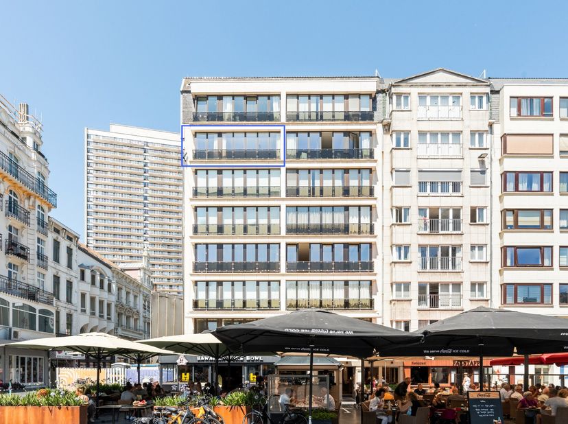 Wonen in het bruisende hart van Oostende, met alle troeven van de stad binnen handbereik? Dit bijzonder ruime appartement van 113 m², gelegen op de ze