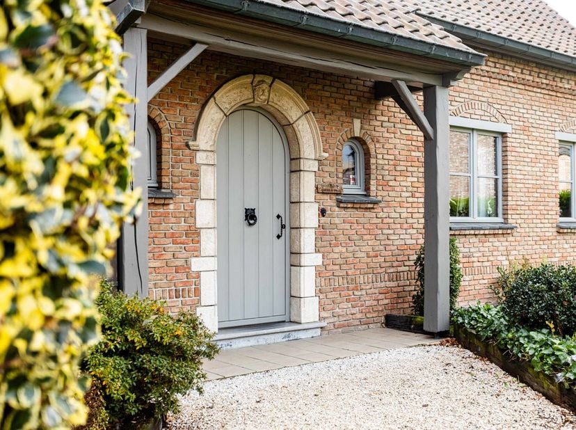 Vous recherchez une maison solide et parfaitement entretenue offrant d'énormes possibilités ? Découvrez cette propriété située sur un impressionnant t