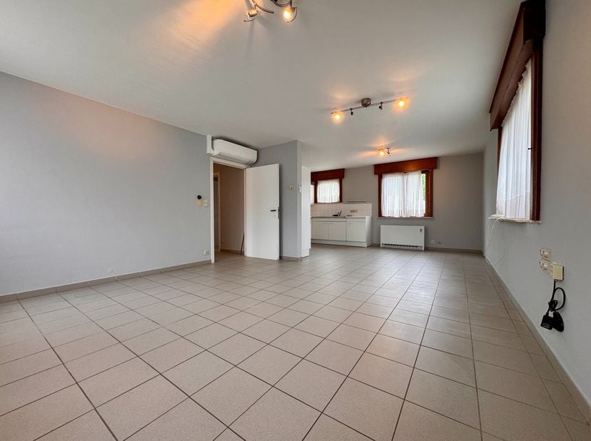 In het centrum van Koolskamp bevindt zich dit ruime en lichtrijke appartement op de eerste verdieping van een kleinschalig appartementsgebouw. Dankzij