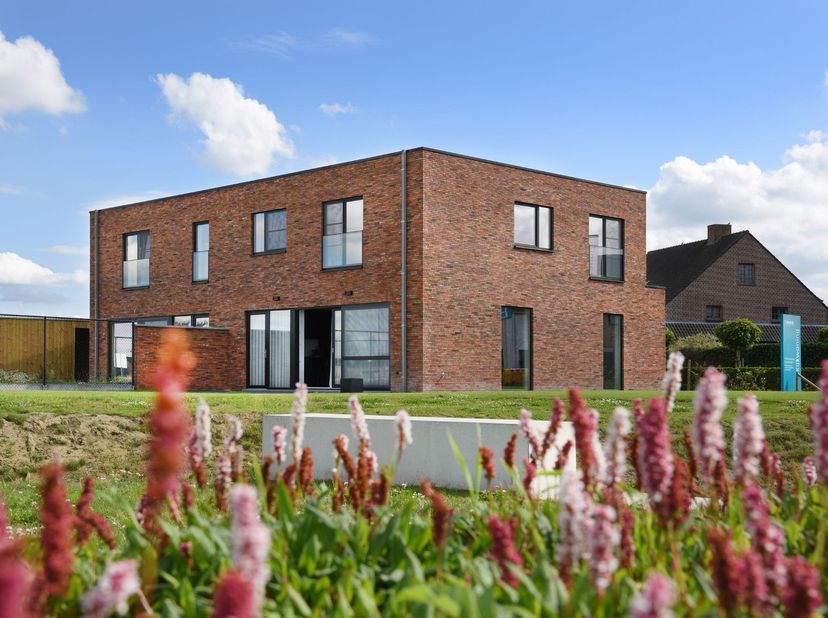 Instapklare kijkwoning met inpandige garage en 4 slaapkamers, gelegen langs de Honzebroekstraat.<br />
Moderne bouwstijl met plat dak.<br />
<br />
Ge