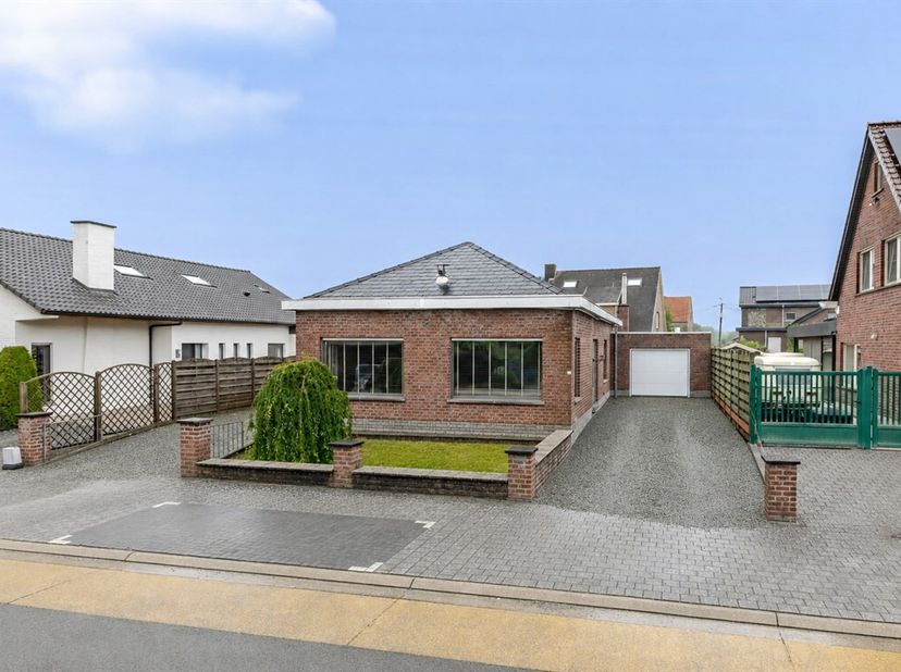 In Zingem (Kruisem),vinden we deze, instapklare, open bebouwing, type bungalow. De woning combineert praktische indeling met een hedendaagse, woonstij