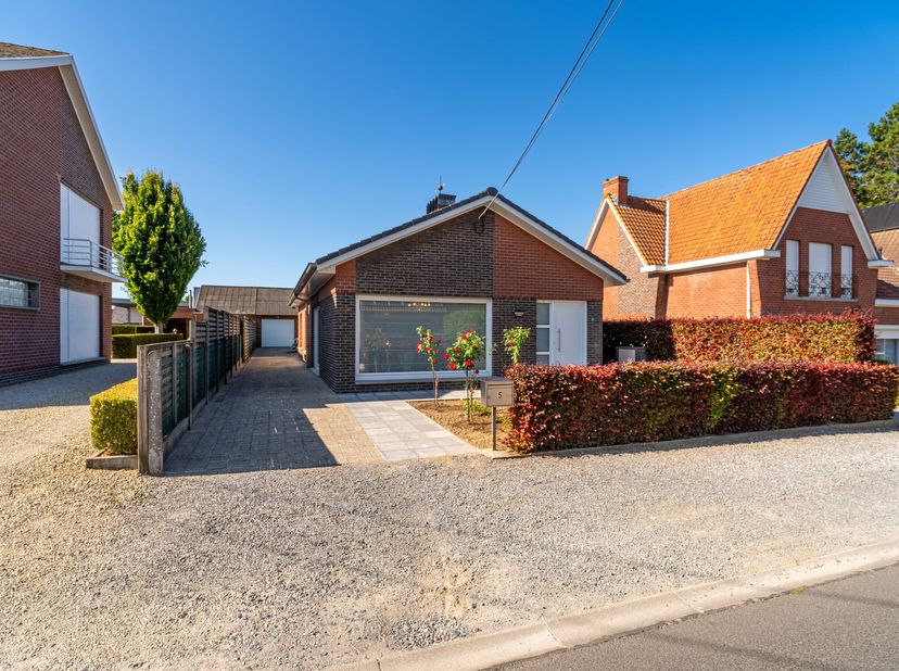 Op zoek naar een gelijkvloerse woning in Meulebeke waar degelijkheid, een praktische indeling en uitstekend onderhoud centraal staan? Aan het begin va