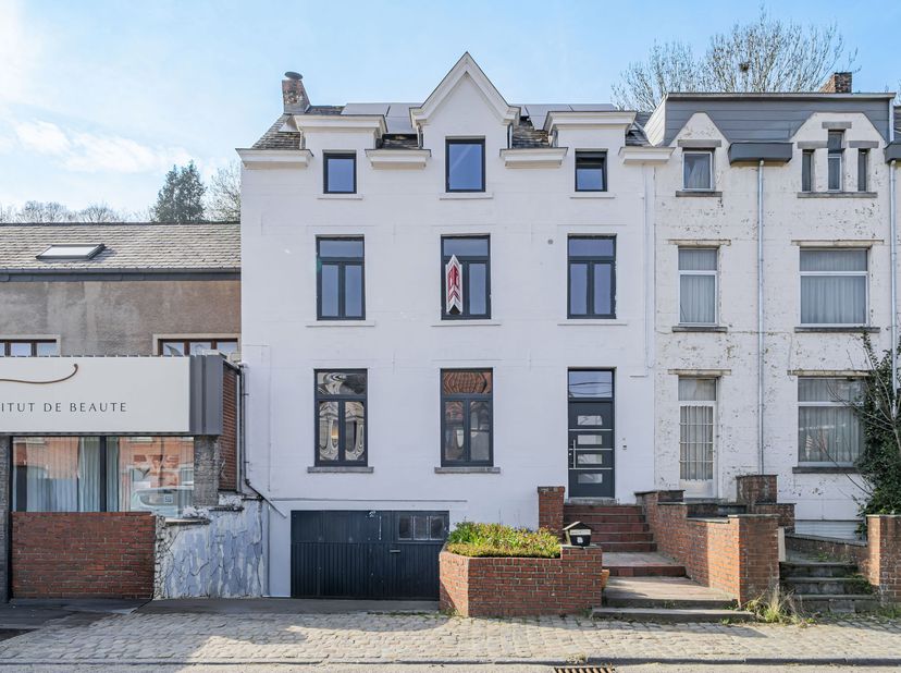 Easy Home a le plaisir de vous proposer cette belle maison mitoyenne rénovée au fil des années, avec une superficie habitable de 205 m² sur un terrain