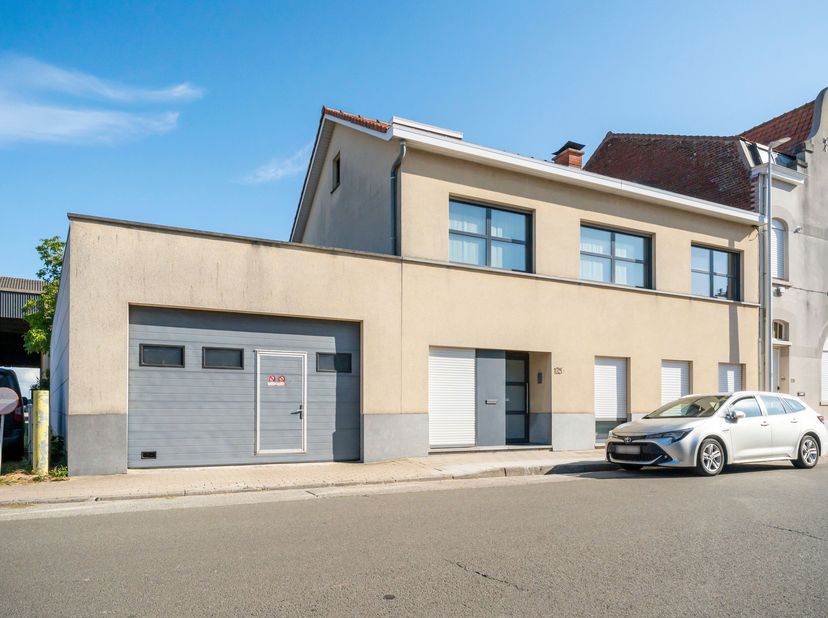 Ruime woning, boordevol mogelijkheden (zelfstandige activiteit/cohouse/etc.)<br />
Gelijkvloers: Inkom, leefruimte, keuken, bergplaats, badkamer, ruim