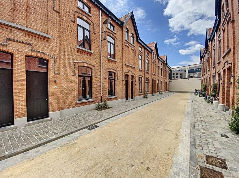 BEZOEK ENKEL AANVRAGEN VIA IMMODAVINCI.BE<br />
LIGGING:<br />
Deze woning is gelegen in een charmante straat dewelke deel uitmaakt van een karaktervo