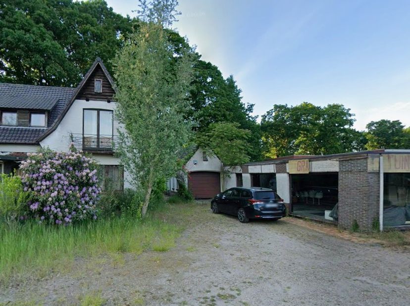 Gelegen aan de St. Antoniusweg in Neerpelt, biedt deze opengezinswoning een perfecte combinatie van ruimte, comfort en een aantrekkelijke ligging. Het