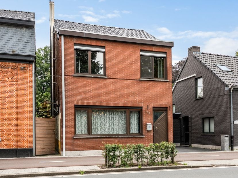 Deze charmante te renoveren halfopen bebouwing is gelegen op een zonnig perceel van 382 m² net buiten het centrum van Kapellen. Dankzij de centrale li