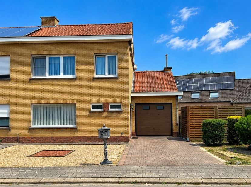 In het centrum van Vichte bevindt zich deze verzorgde gezinswoning met garage, drie slaapkamers en een afgesloten tuin. Dankzij haar praktische indeli