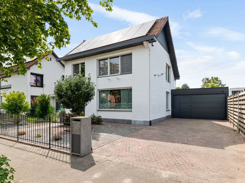 Instapklare energiezuinige woning met 4 slaapkamers, grote inpandige garage en overdekt zwembad, op een rustige ligging<br />
<br />
Via de inkomhal