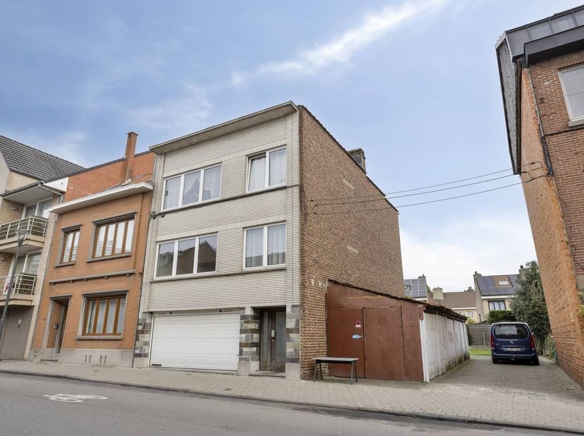 Projet sous licence pour la construction d'un immeuble résidentiel de 3 unités (appartement de 1 × 3 chambres, 1 studio et appartements de 3 × 2 chamb