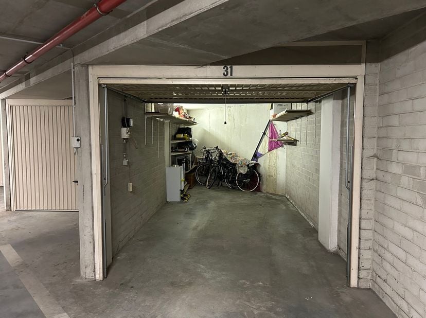 Deze zeer ruime garagebox gelegen vlakbij het centrum van Blankenberge, dit in de de Graaf Jansdijk net achter de Zeedijk. Deze box heeft een manuele