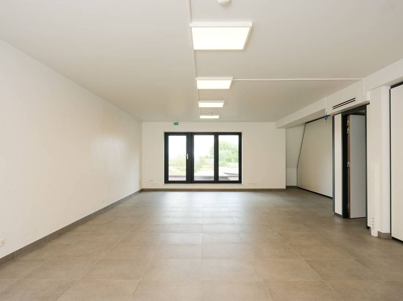 Ces espaces de bureaux modernes (85 m² - 207 m²) sont situés aux premier et deuxième étages d'un immeuble de bureaux parfaitement situé à Eeklo. Le bâ