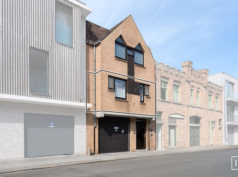 Dit lichtrijke, gerenoveerde appartement is gelegen op de eerste verdieping van een kleinschalige residentie met slechts twee appartementen, in het ce