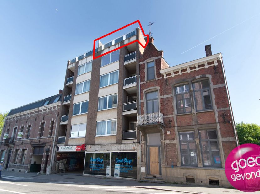 PENTHOUSE APPARTEMENT met 2 SLAAPKAMERS en 2 TERRASSEN, centraal gelegen met openbaar vervoer en supermarkt in de onmiddellijke omgeving, mooi afgewer