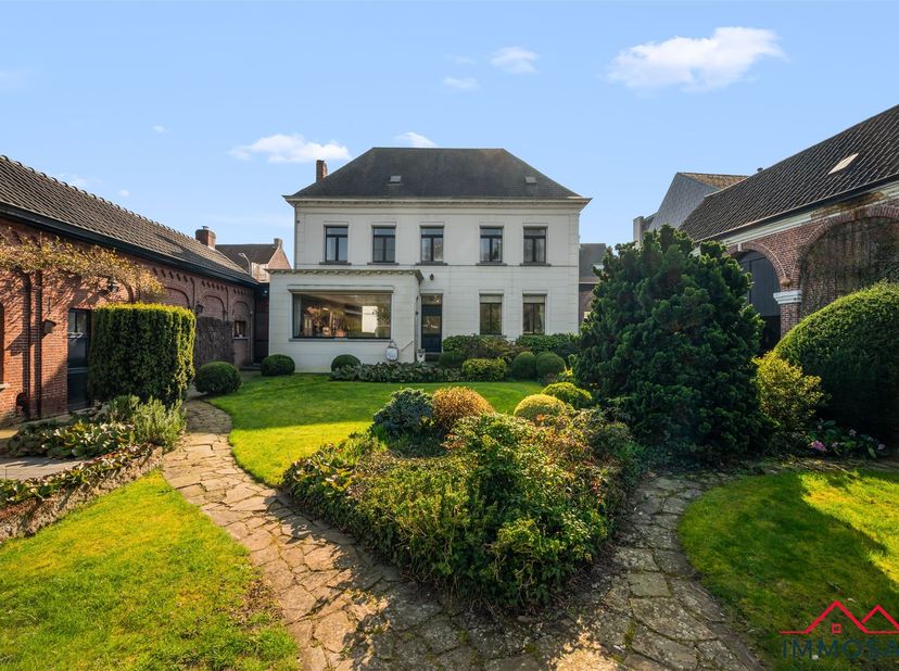 Welkom in deze uitzonderlijke eigendom aan Dorp 73, waar karakter, ruimte en mogelijkheden hand in hand gaan. Dit U-vormig erfgoedpand  ooit een heren