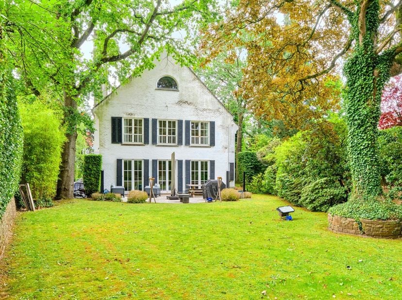 In een van de meest gewilde wijken van Brussel, in een groene omgeving grenzend aan de Royal Leopold Club, ligt een prachtige klassieke villa met een