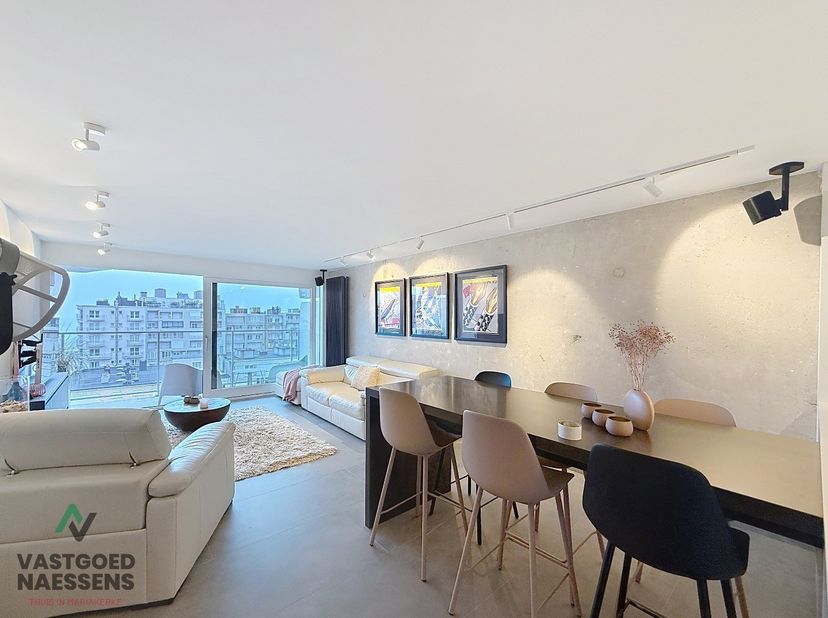 Dit schitterend gerenoveerde 2 SLPK APP is gelegen op de 8ste verdieping van de perfect onderhouden residentie EQUUS. De residentie bevindt zich vlakb