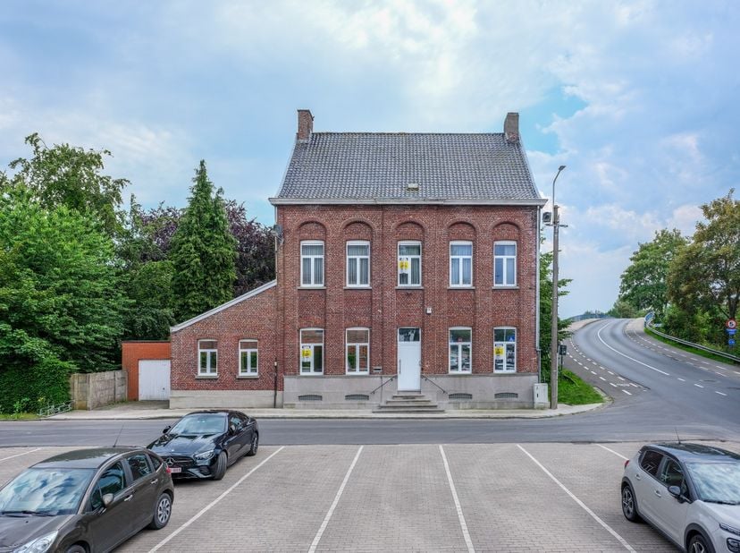 Deze woning is gelegen op een centrale ligging pal aan het dorpsplein en onder de kerktoren te Emelgem, dit kortbij Izegem centrum en Ingelmunster. <b