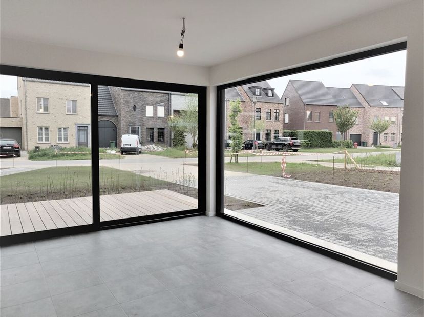 Ruim gelijkvloers appartement met 1 slaapkamer, terras en autostaanplaats<br />
Ligging: Dit moderne appartement is ideaal gelegen op een toplocatie n