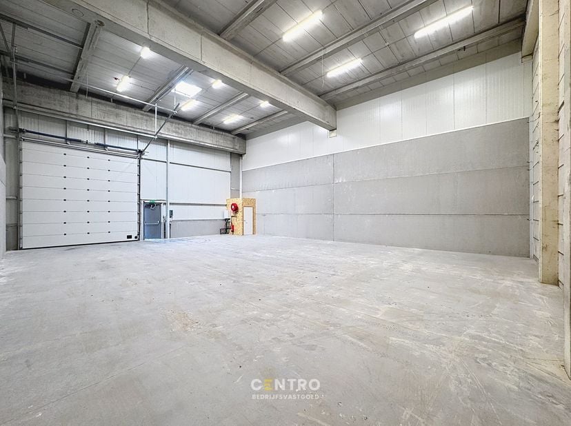 Benaderende OPPERVLAKTE:<br />
Magazijn: 202.46m²<br />
Inclusief 2 private parkeerplaatsen voor de deur (grasdallen) en gemeenschappelijke fietsensta