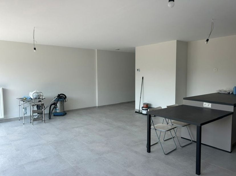 Nieuwbouwappartement gelegen in het centrum van Lanaken : inkomhal, woonkamer met ingerichte open keuken, berging, terras, apart toilet, 2 slaapkamers