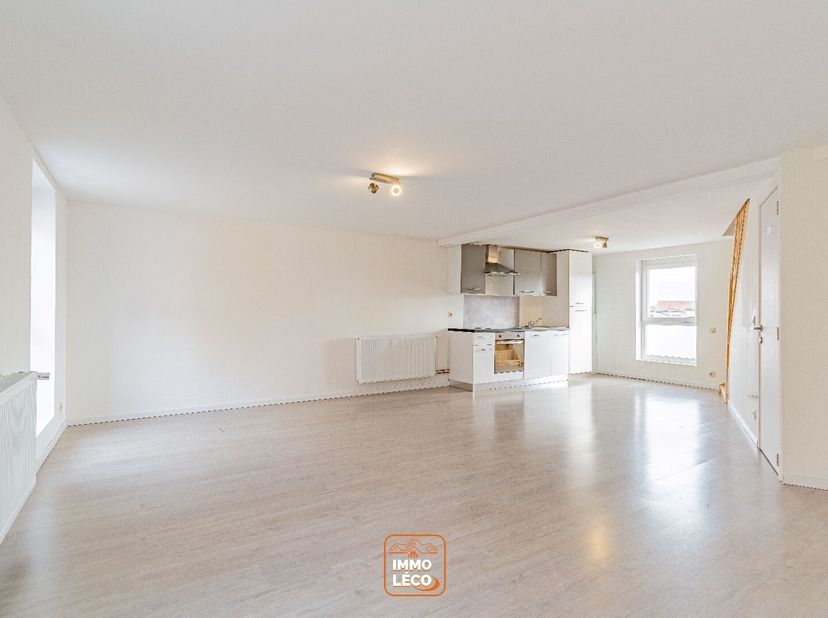 Appartement 2 chambres, en plein centre-ville !<br />
Au REZ, hall dentrée privatif, coin rangements.<br />
Au 1er étage, lumineux espace de vie avec