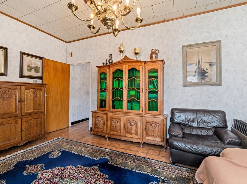 Bent u op zoek naar een woning die u volledig naar uw eigen smaak kunt renoveren? Dan is deze halfopen bebouwing in het charmante Waarschoot precies w