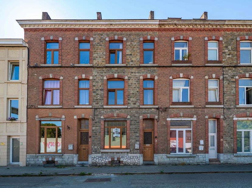 EBIMMO vous propose à la vente cette belle maison (style maison de maître) idéalement située à Anseremme, à proximité de la ville de Dinant et des com