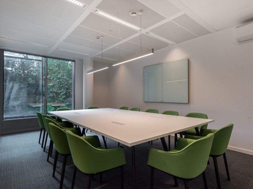 Privékantoor voor 4 werknemers in Regus EU Square de Meeûs<br />
<br />
Dit aanbod omvat een eigen kantoorruimte met service voor 4 werknemers en bove