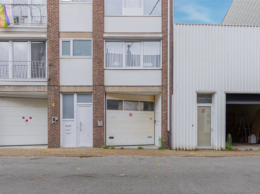 Cet espace de stockage spacieux et pratique est idéalement situé près du centre de Willebroek et offre de nombreuses possibilités. Une porte de garage