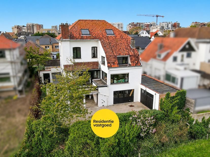 Deze ruime en charmante villa geniet van een uitstekende ligging op wandelafstand van het strand, winkels en openbaar vervoer. Achteraan biedt de woni