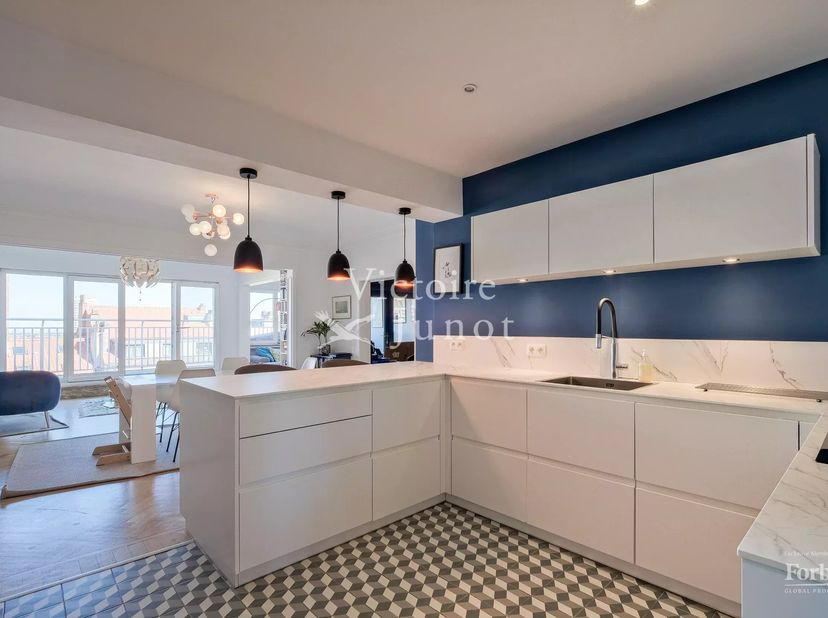 Molière / Idéalement situé à proximité immédiate de la place Constantin Meunier, ce superbe appartement denviron 156 m² bruts se trouve au 7 étage dun
