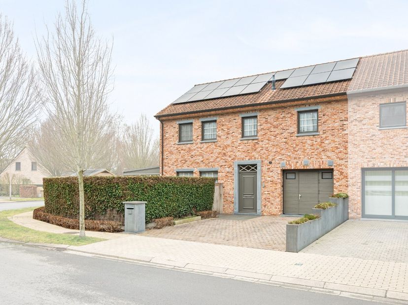 - Recente, halfopen woning op een topligging in Ieper: Kunstenlaan 12 (bouwjaar 2013)<br />
- Instapklaar, afgewerkt met hoogwaardige materialen<br />