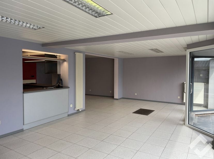Gelijkvloers handelspand met magazijn te huur gelegen aan de drukke Stationsstraat in Lommel. Deze baan verbindt Leopoldsburg met het centrum van Lomm