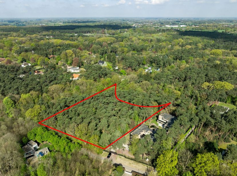 Omgeving: In de gegeerde residentiële omgeving van de Oudeheerweg-Heide te Waasmunster bevindt zich deze uitzonderlijke bouwgrond met een totale opper