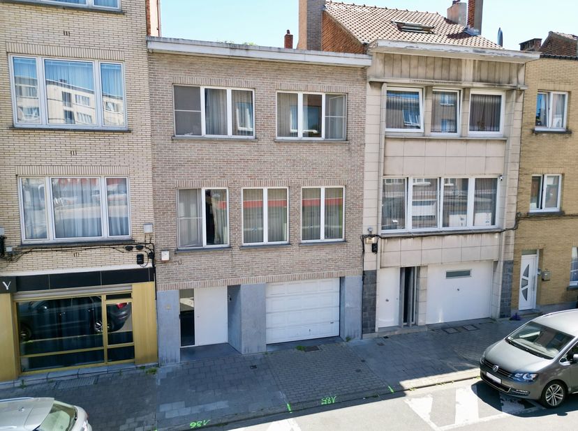 Zeer ruime bel etagewoning met vier volwaardige slaapkamers en een lange inpandige garage voor twee wagens achter elkaar, een zeldzame troef in deze c