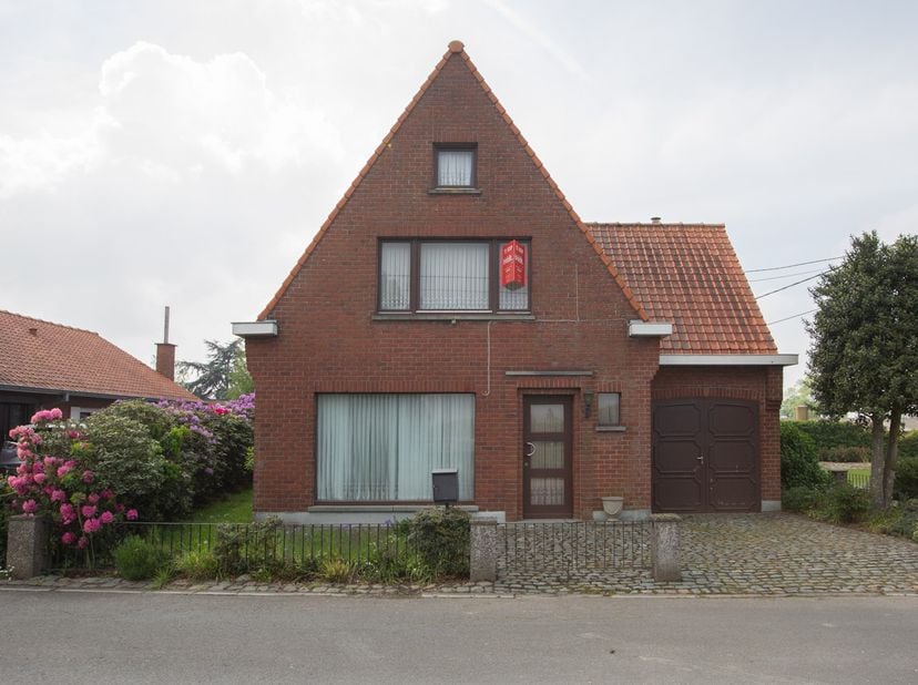 AANGENAAM GELEGEN, TE RENOVEREN WONING - <br />
<br />
Deze te renoveren woning is rustig en landelijk gelegen, maar bevindt zich dicht bij de Torhout