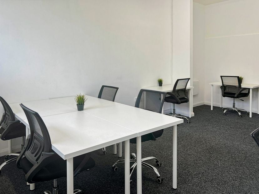 Verhuis naar een kant-en-klare gemeubileerde kantoorruimte met service voor 10 werknemers in HQ Humaniteitslaan<br />
<br />
Dit aanbod omvat een eige