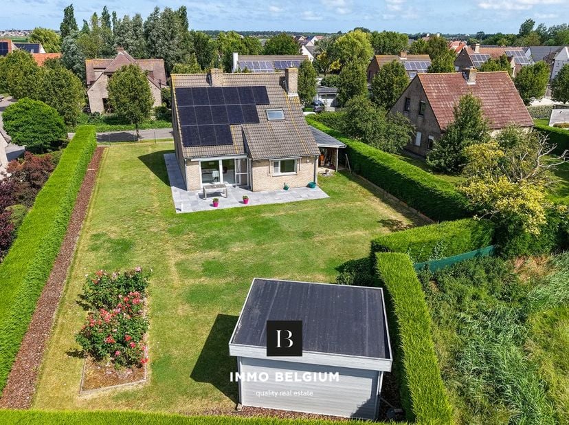 Deze goed onderhouden vrijstaande villa is gelegen in een rustige doodlopende straat in het pittoreske Vlissegem, op een zuidgericht perceel van 840 m
